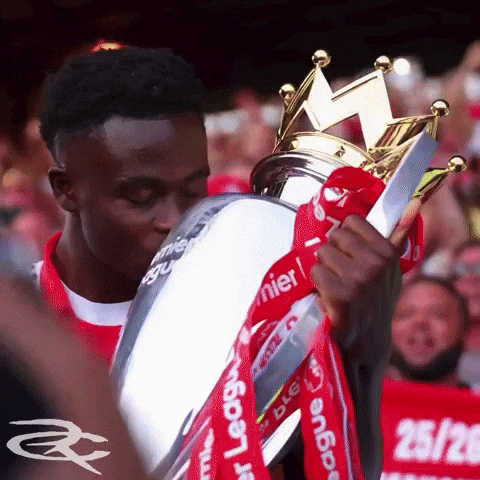 Saka trophy kiss